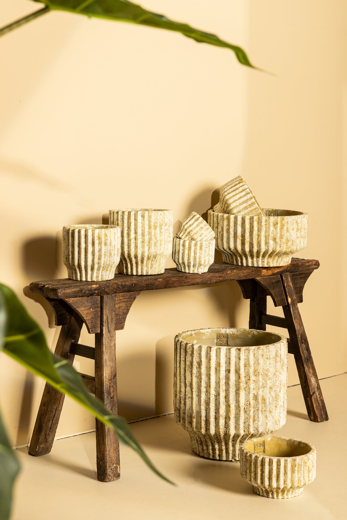 Gabriel Cream cement pot ronde lijnen XXL - depauwwonen