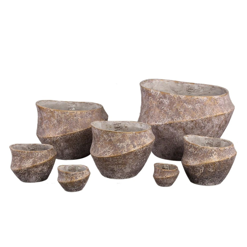 Rishell Bronzen cementen ronde pot met lijn groot L. by PTMD