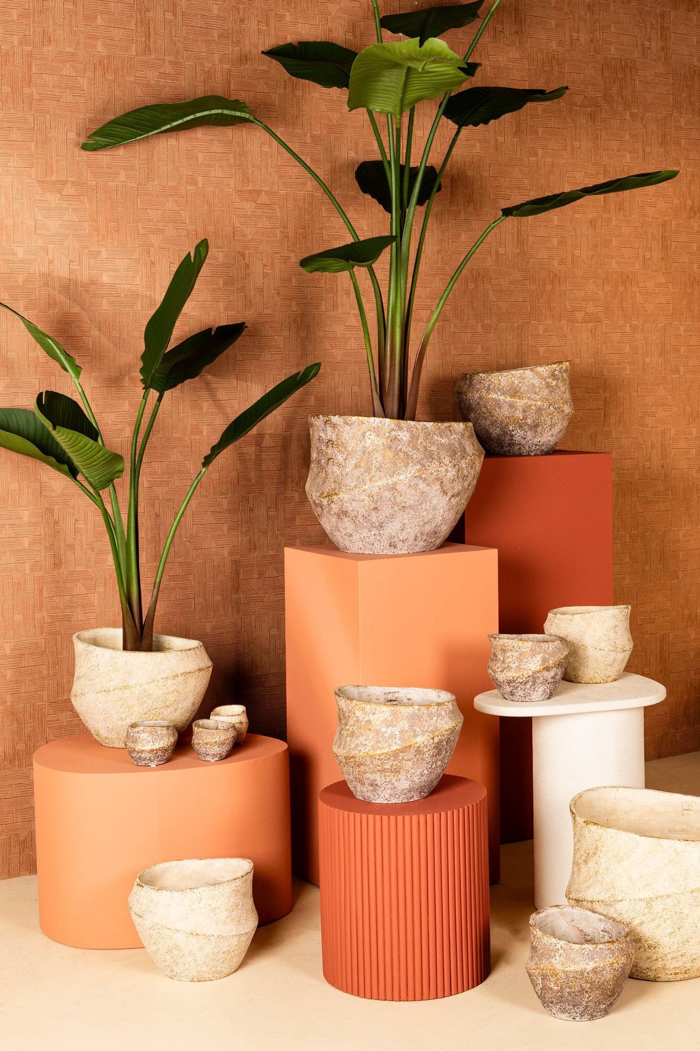 Rishell Bronzen cementen ronde pot met lijn groot L. by PTMD