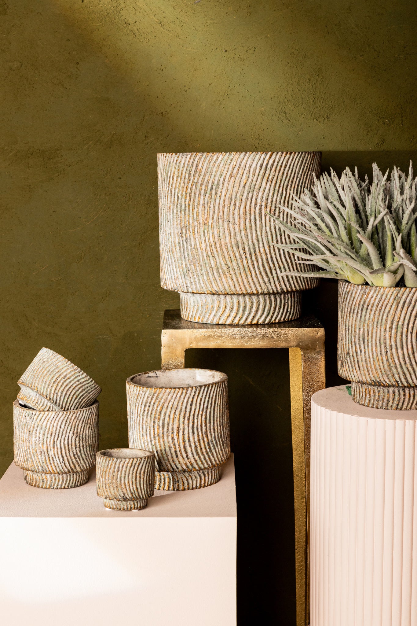 Nigel Grijze cement ronde pot lijnen patroon groot L - depauwwonen