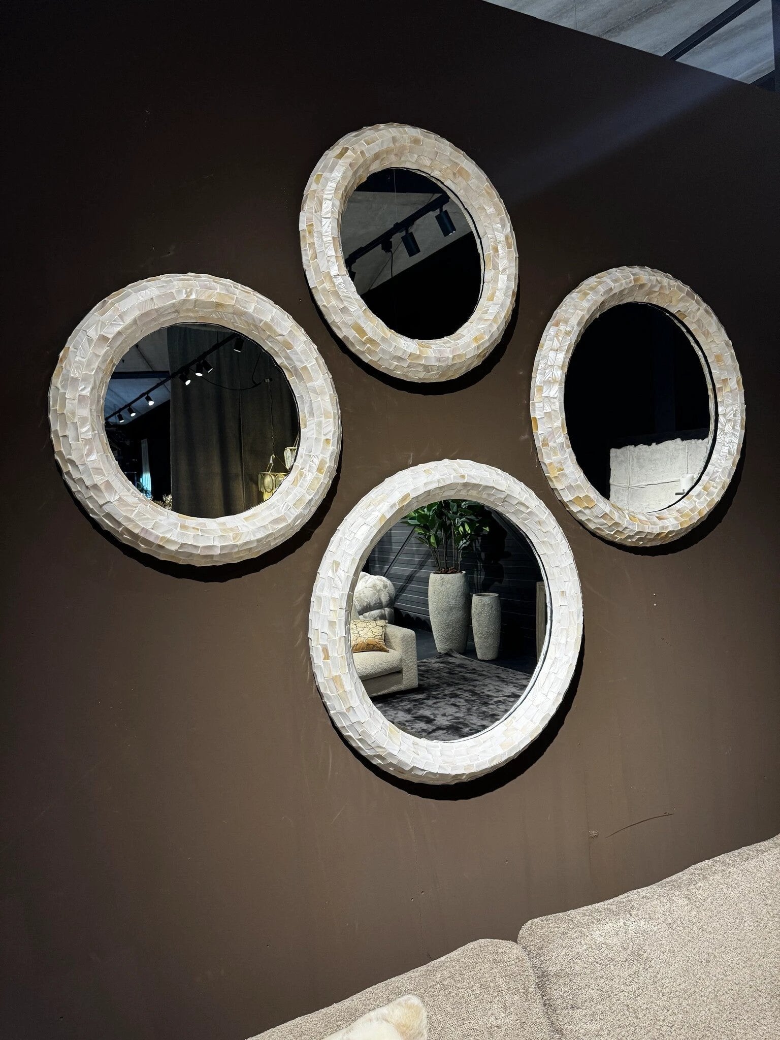 Chelsae Crème poly ronde schelpspiegel klein by PTMD