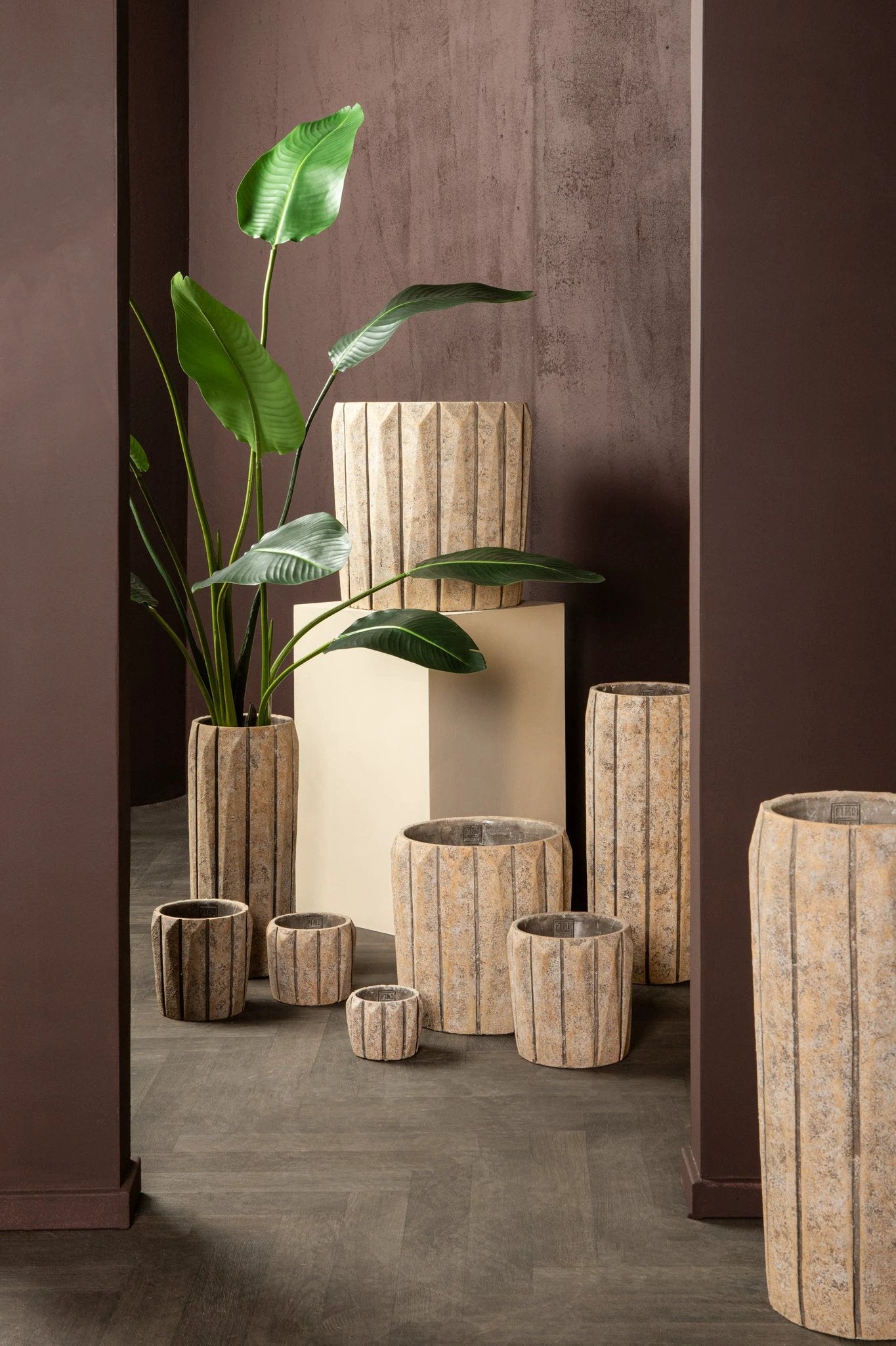 Imani Taupe cement pot hoog met strepen L. by PTMD