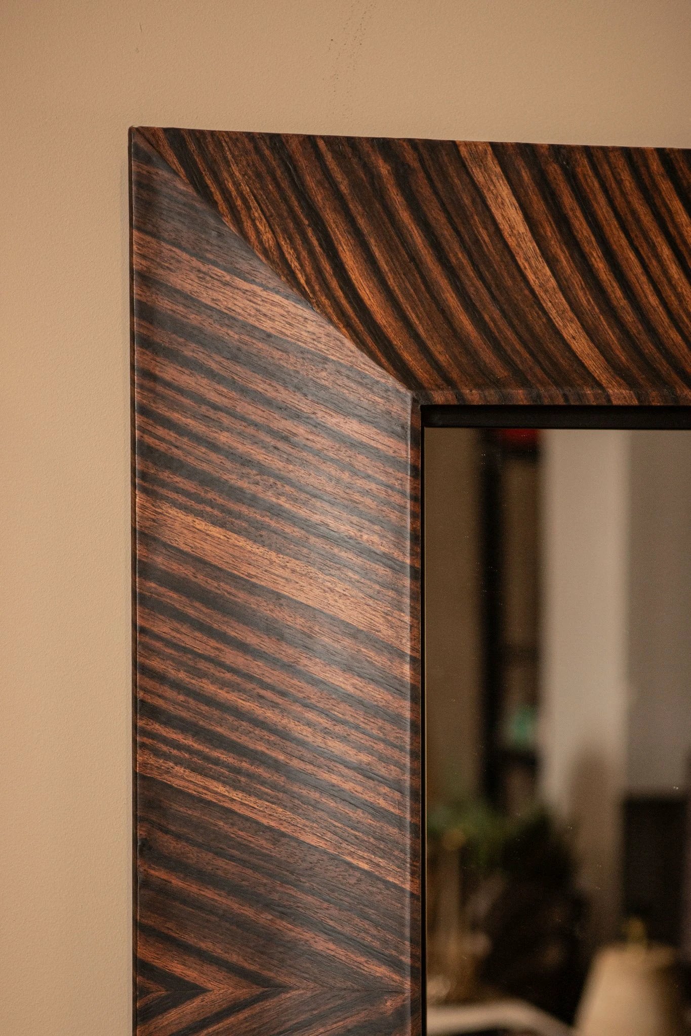 Gezzy Bruine Houten Spiegel Krul Frame Vierkant by PTMD