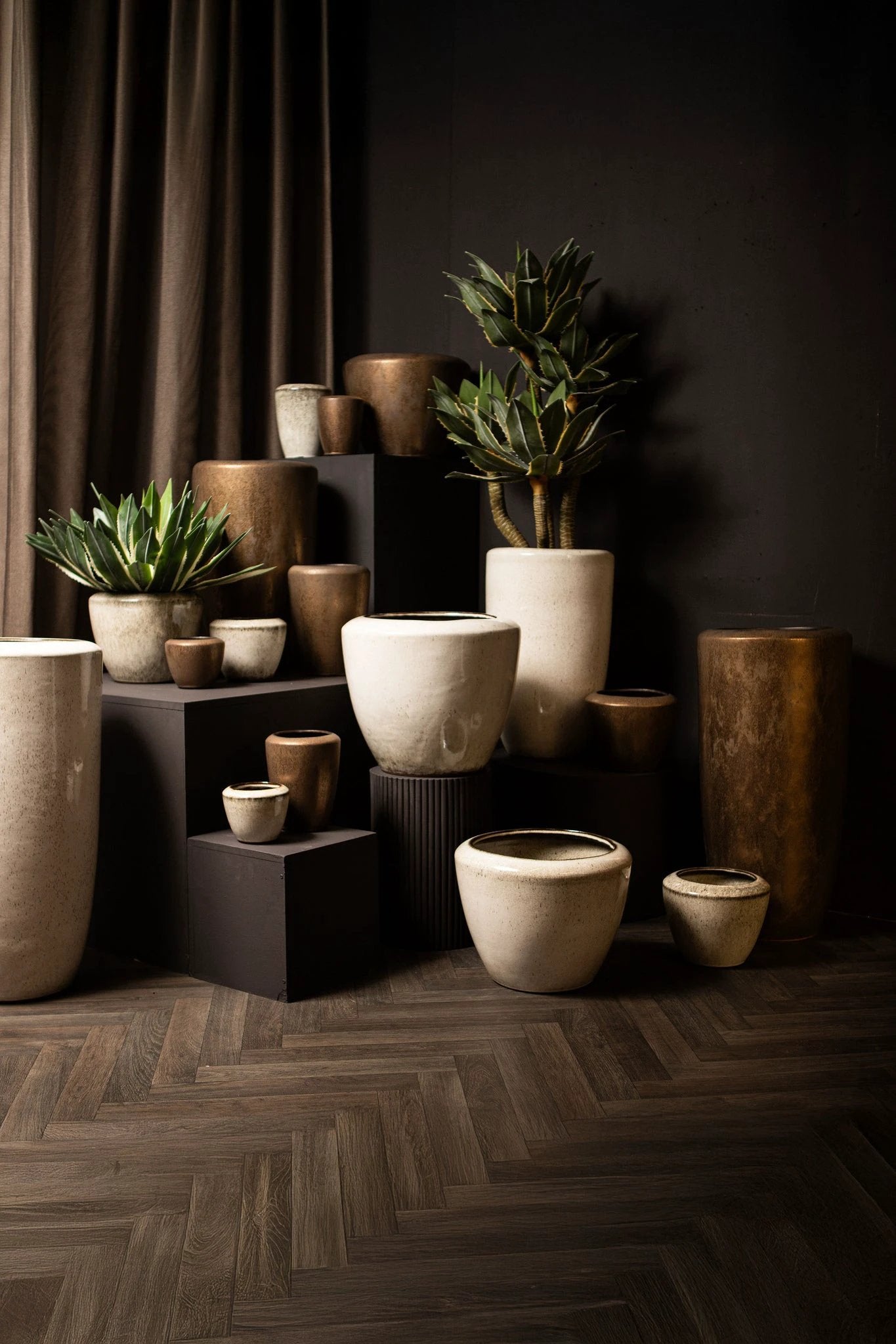 Kyleigh Bronzen Ronde Keramische Pot Glad Hoog L by PTMD