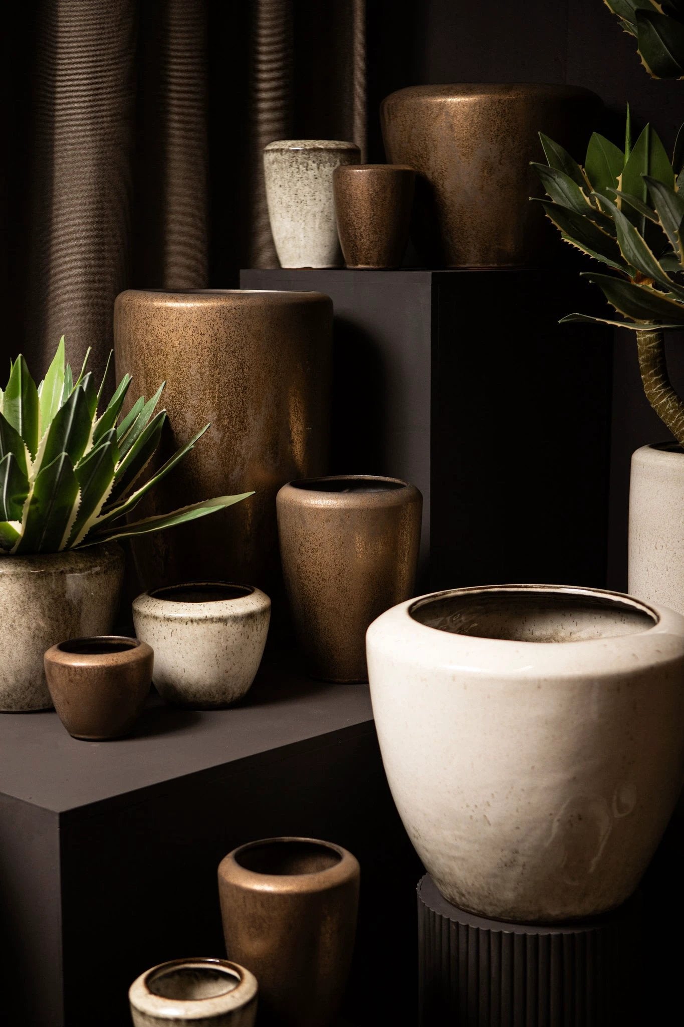 Kyleigh Bronzen Ronde Keramische Pot Glad Laag L by PTMD