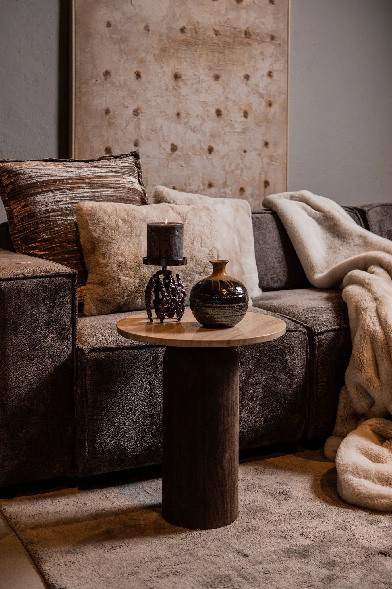 Liora Bruine Mangohouten Bijzettafel met Marmeren Blad Rnd by PTMD