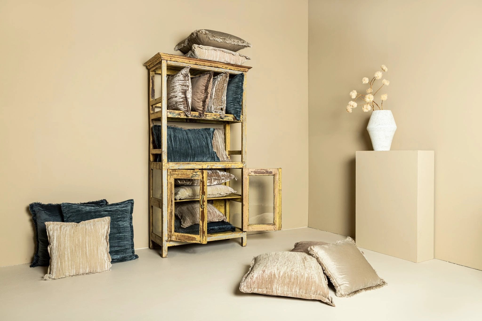 Nous Taupe Velvet Kussen Met Franjes by PTMD