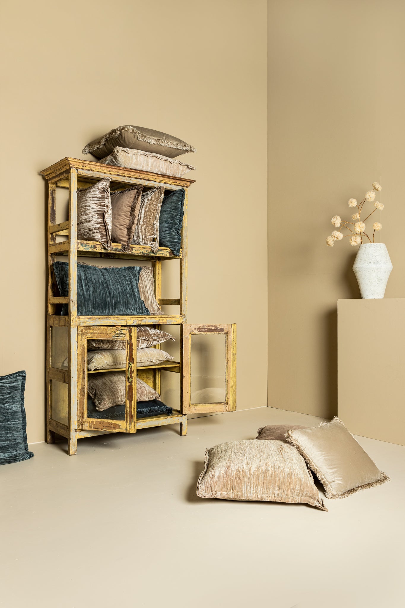 Nous Taupe Velvet Kussen Met Franjes - depauwwonen