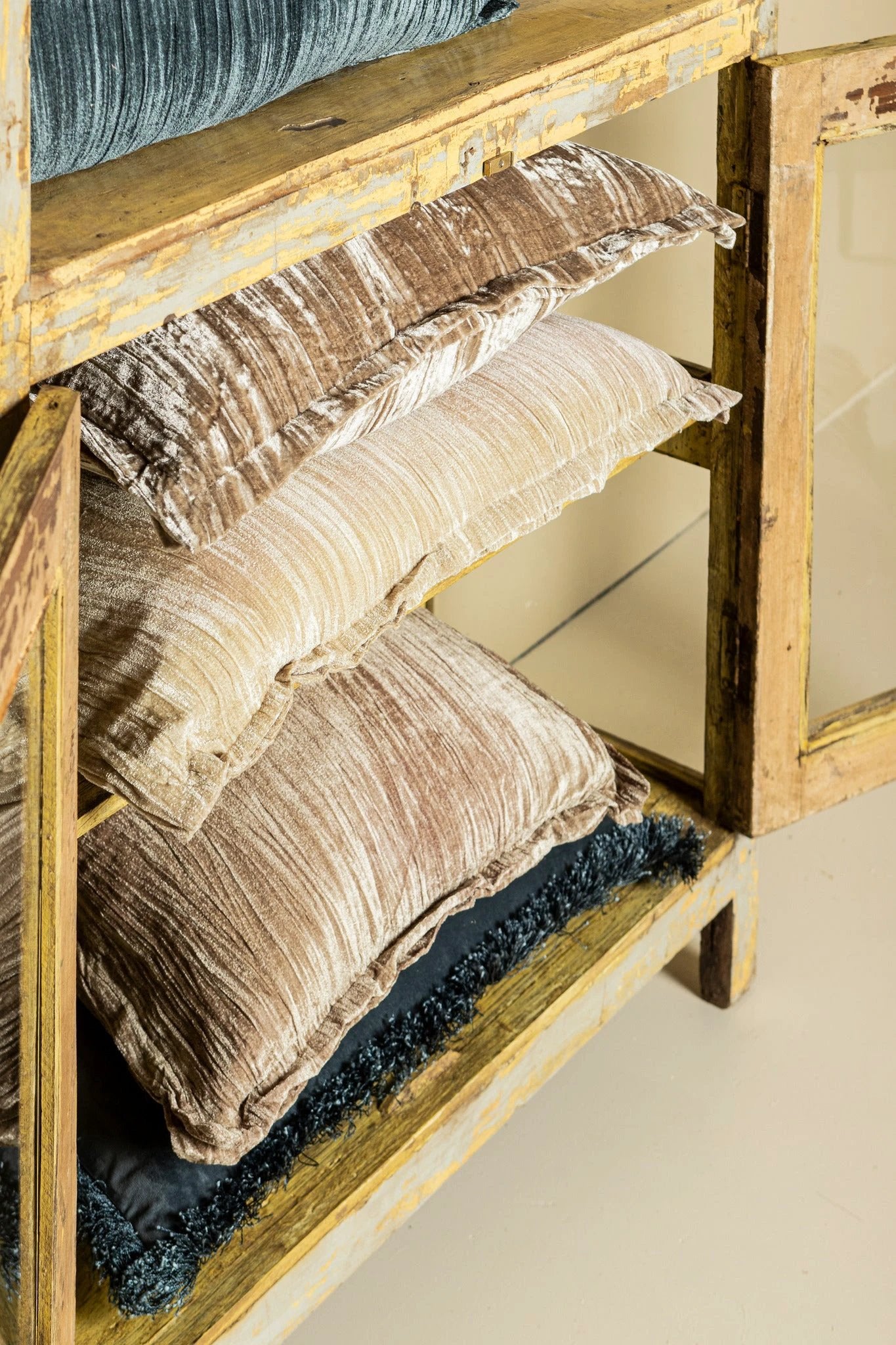 Nous Taupe Velvet Kussen Met Franjes by PTMD