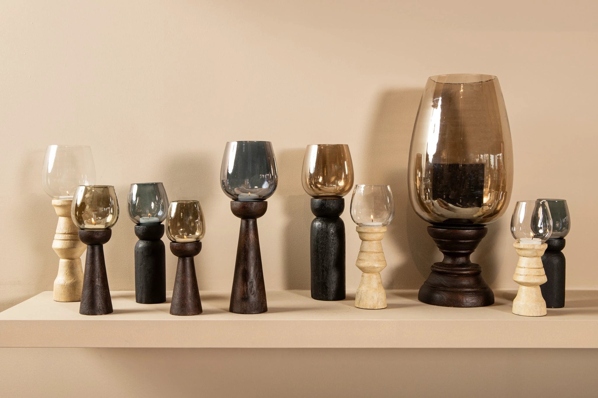 Qez Windlicht XL – Bruin Mangohout & Gerookt Glas by PTMD