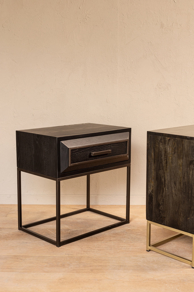 Lixly Zwarte houten nachtkastje met ijzeren frame - depauwwonen