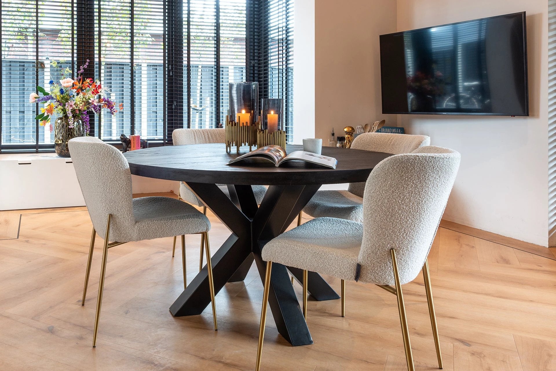 Eetkamerstoel Odessa White Bouclé Brushed Gold by Richmond Interiors