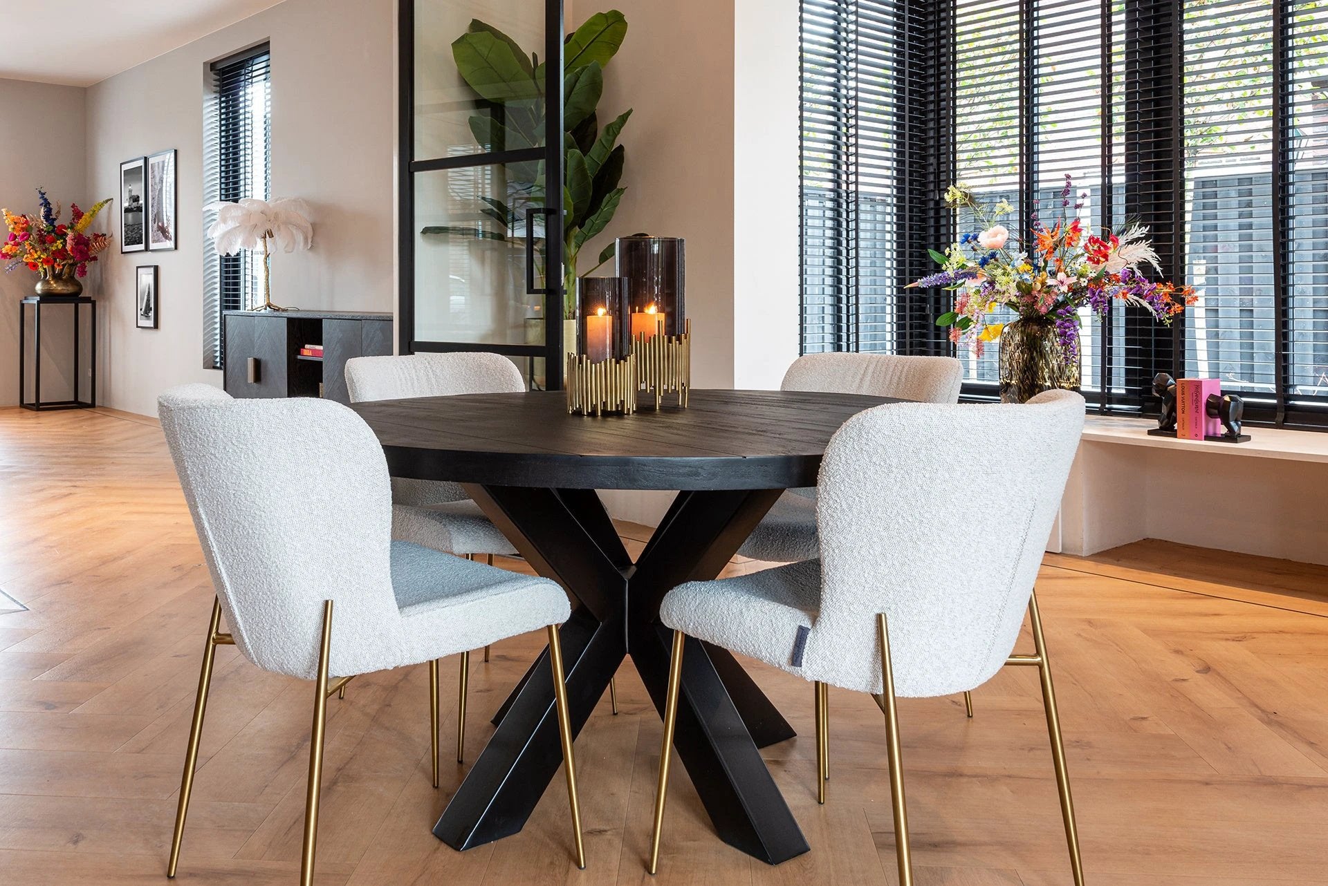 Eetkamerstoel Odessa White Bouclé Brushed Gold by Richmond Interiors