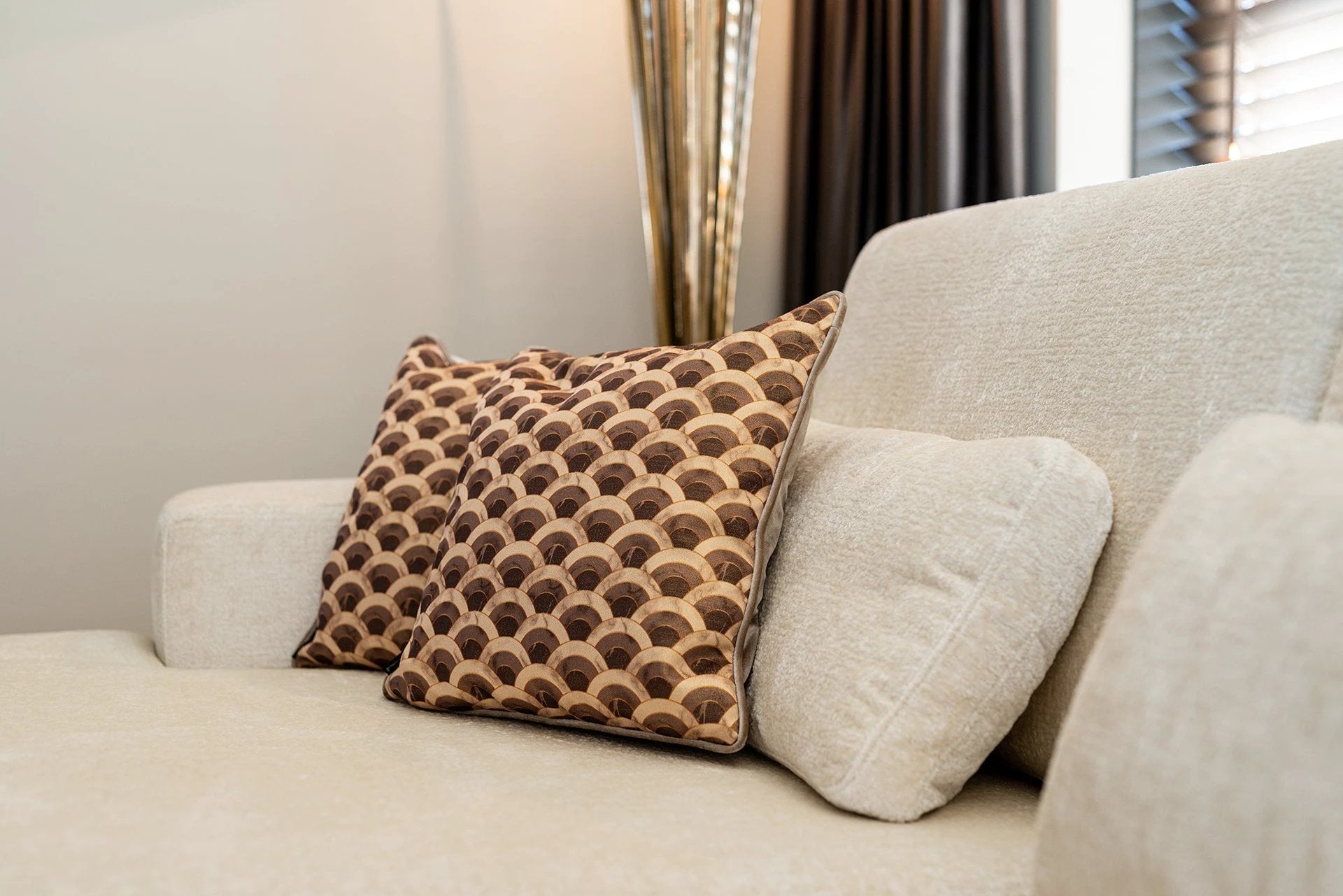 Sofa Felix 2,5-zits + lounge rechts rond white chenille by Richmond Interiors