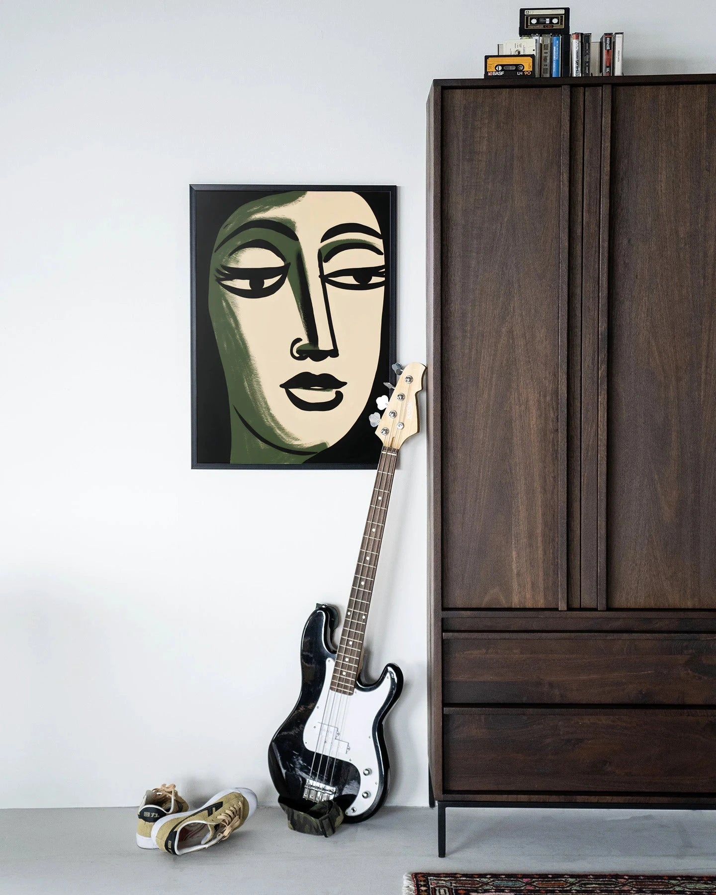 Moderne wanddecoratie van Urban Cotton, kunstprint met houten lijst in zwart, geschikt als glas art of wandkleed.