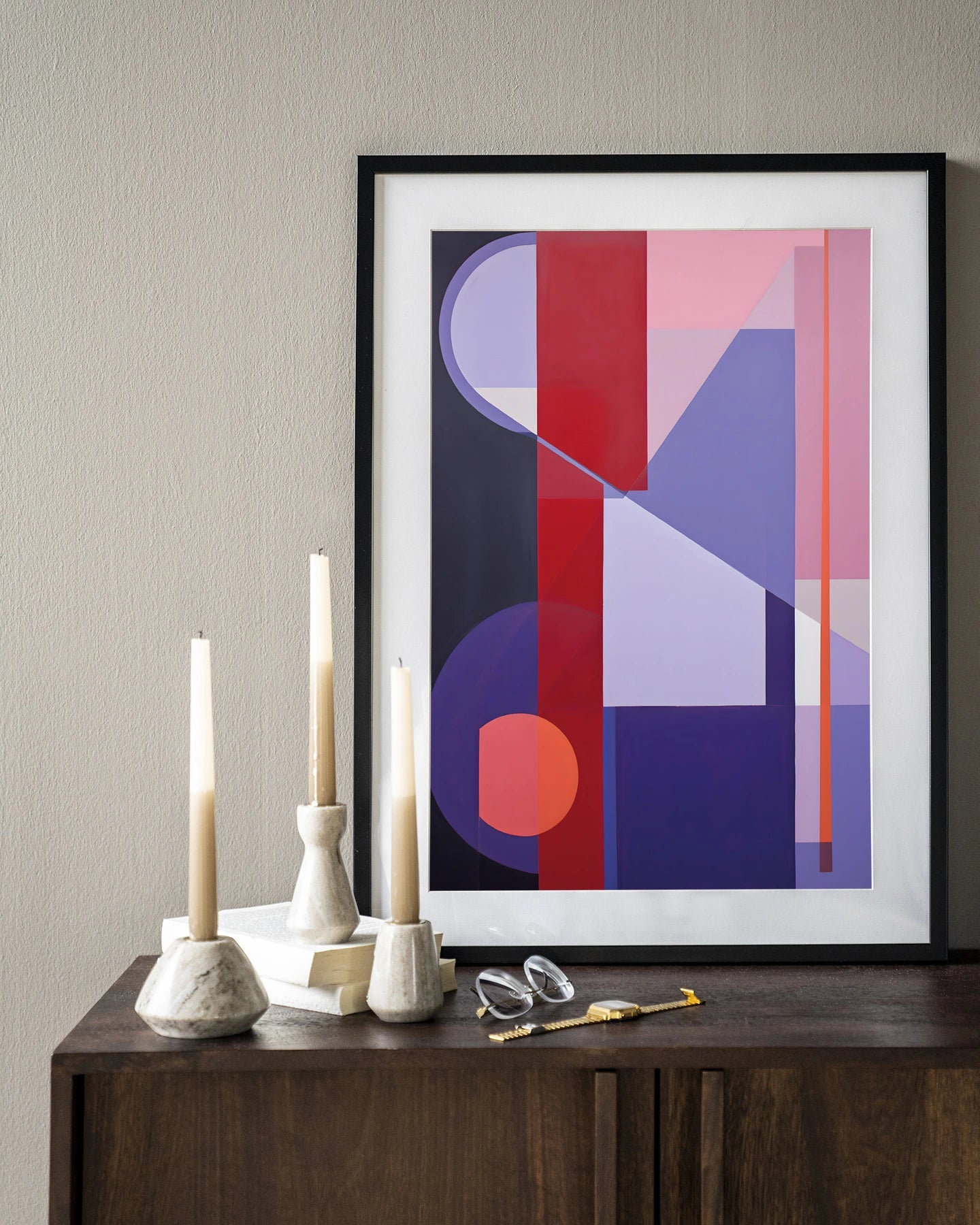Moderne wanddecoratie van Urban Cotton met kunstprint, glazen kunstwerk en wandkleed, allemaal in een zwart houten lijst.