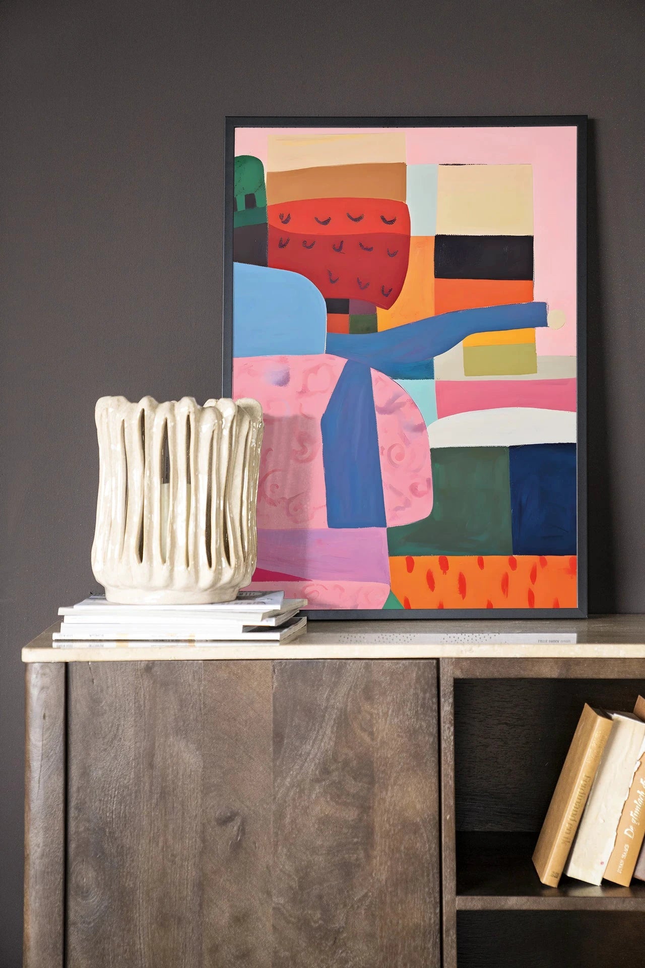 Moderne wanddecoratie kunst van Urban Cotton met kleurrijke gestapelde ontwerpen, houten lijst, glas en wandkleed.