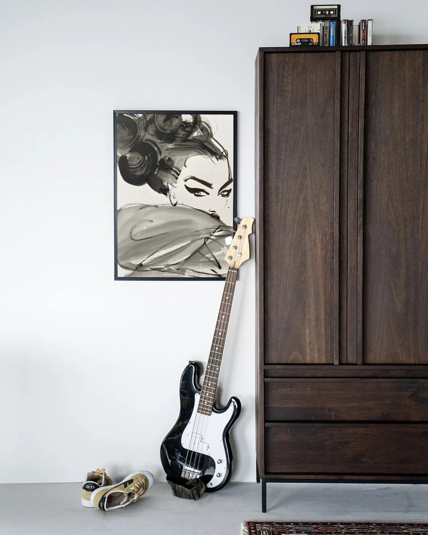 Moderne wanddecoratie van Urban Cotton met zwart houten frame, inclusief artprint en glaskunst voor stijlvolle muren.