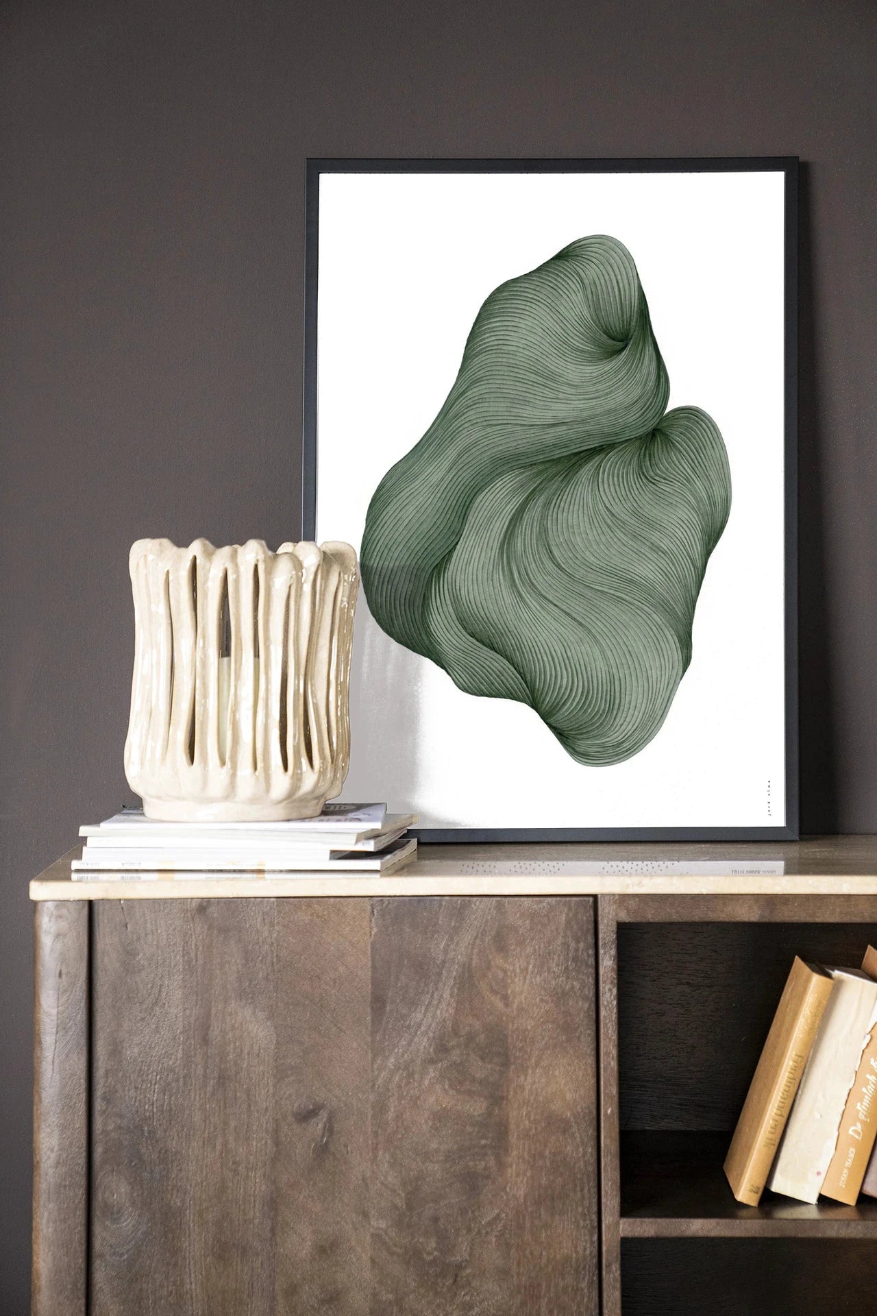 Moderne wanddecoratie van Urban Cotton met houten frame, zwart kunstprint en glas voor een stijlvolle muurversiering