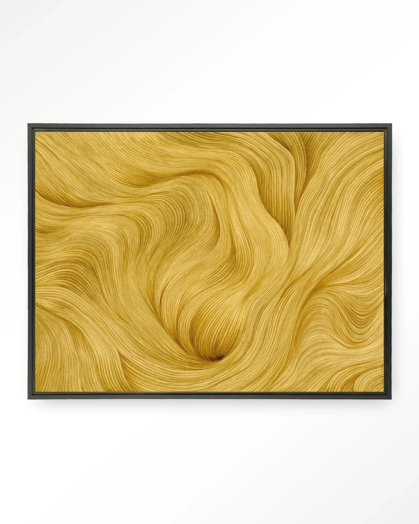 Moderne wanddecoratie van Urban Cotton met kunstprint, glasart en wandkleed in zwart, in een zwevende lijst.