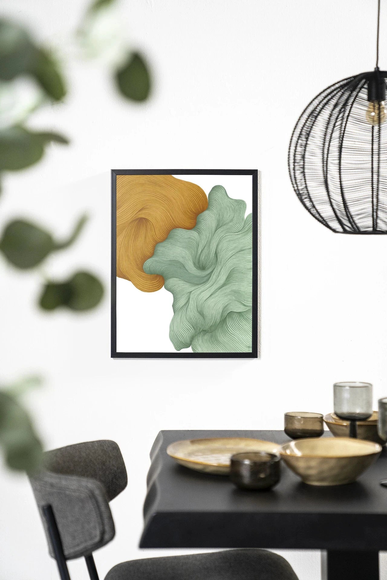 Moderne wanddecoratie van Urban Cotton met houten frame, zwart kunstprint en glasart voor stijlvolle interieurversiering.