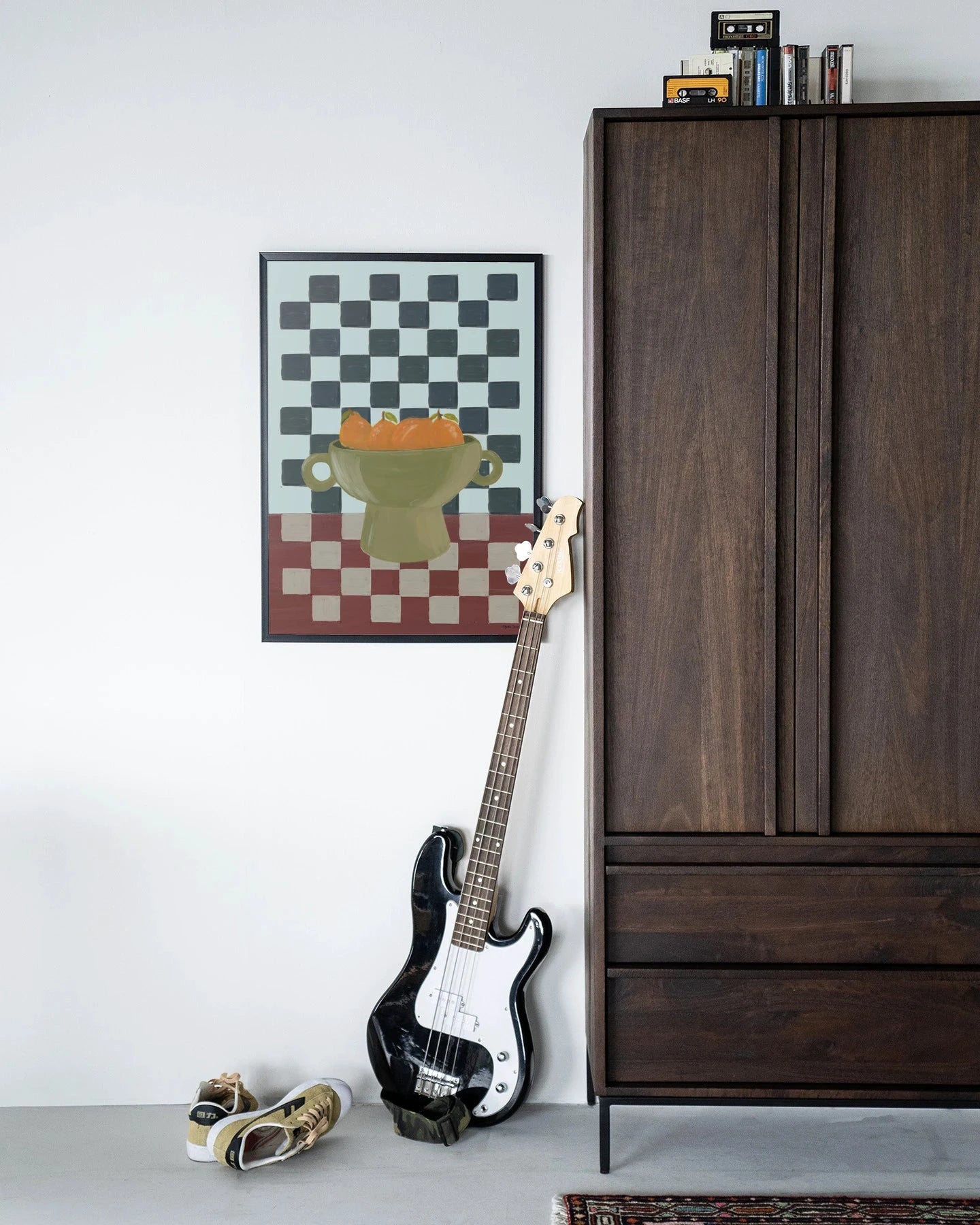 Moderne wanddecoratie uit de Eclectic Series 2 van Urban Cotton met houten frame en zwart glas kunstprint.