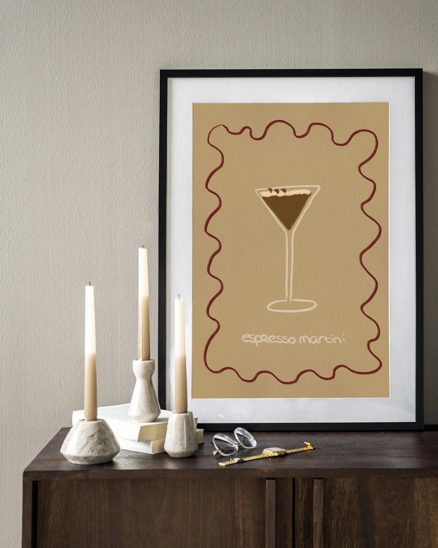 Moderne wanddecoratie van Urban Cotton met houten lijst, zwart kunstprint en textielwandkleed voor stijlvolle interieuraccenten