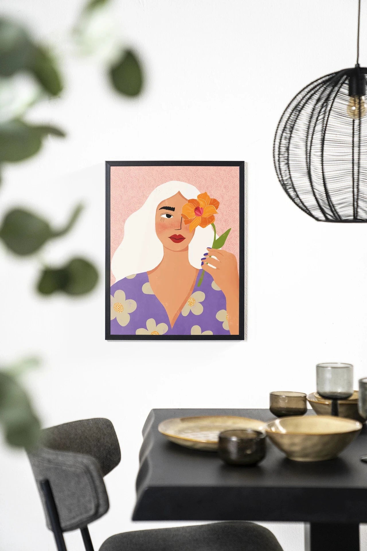 Moderne wanddecoratie met bloemmotief, zwart houten lijst, artprint en glas, door Urban Cotton.