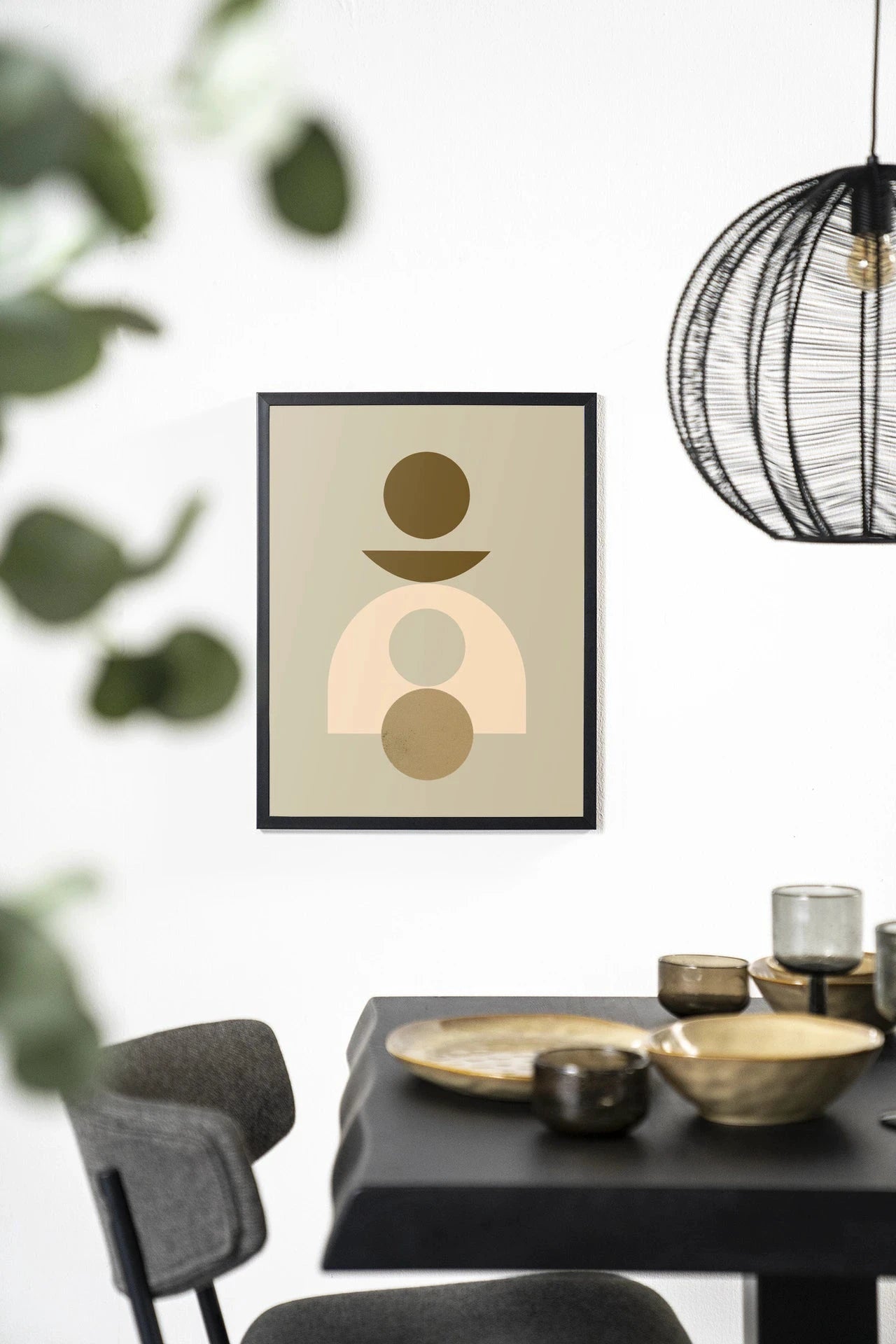 Moderne beige wanddecoratie van Urban Cotton met houten frame en zwart glaskunst voor een stijlvolle interieuraccent.
