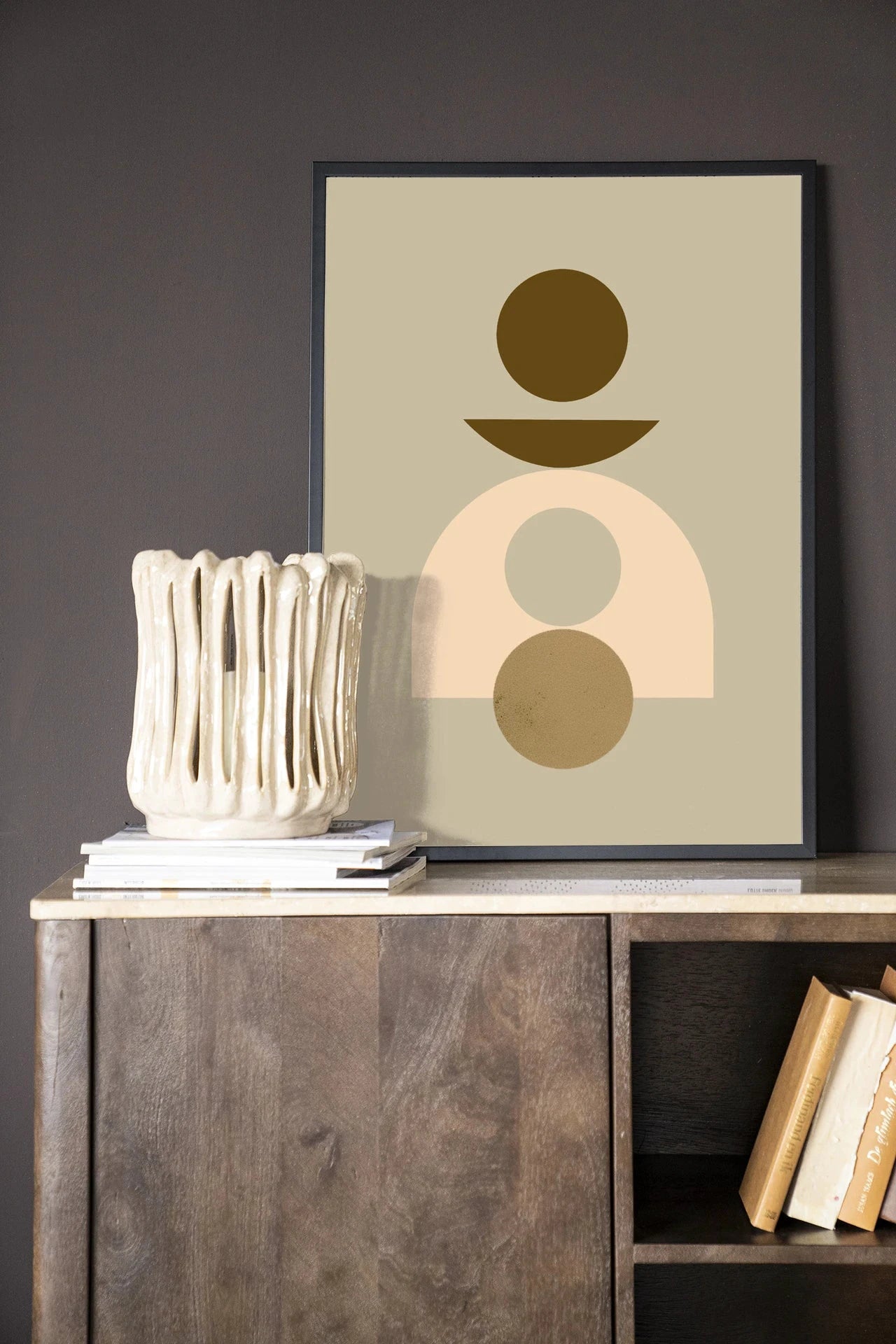 Moderne beige kunstwerk van Urban Cotton met houten lijst, glasart en wandkleed voor stijlvolle muurdecoratie.