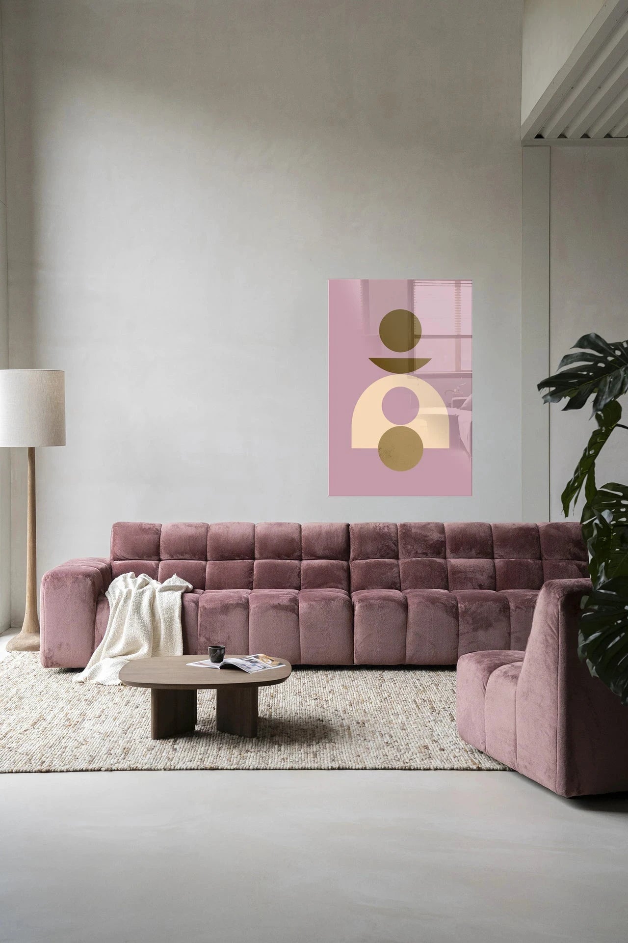 Moderne wanddecoratie van Urban Cotton, Forma 4 Lilac met glaskunst en wandkleed, kleurrijk en eigentijds kunstwerk voor de muur.