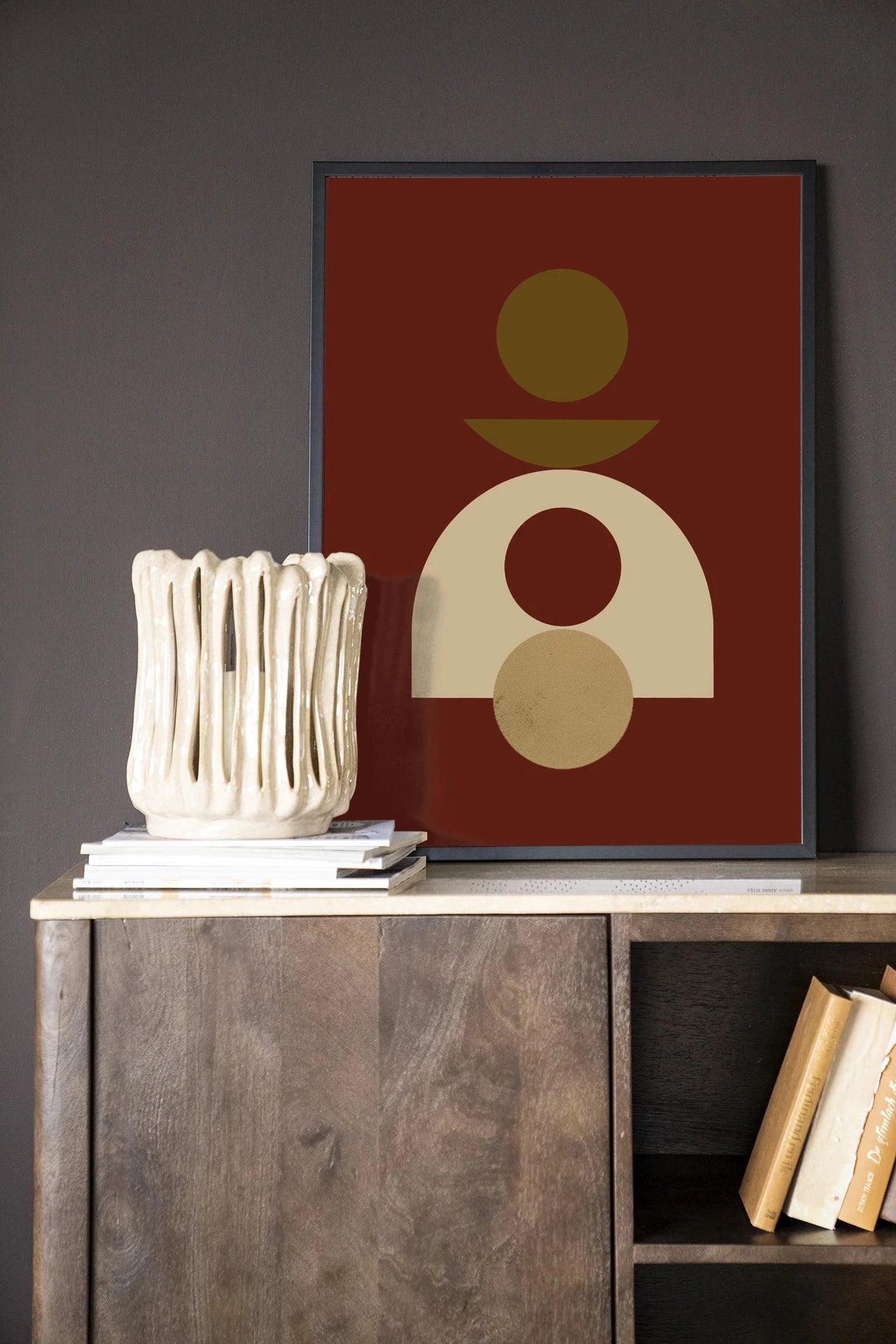Moderne houten wanddecoratie in rood, zwart en zwart-wit met abstract kunstprint door Urban Cotton, geschikt als muurkunst.