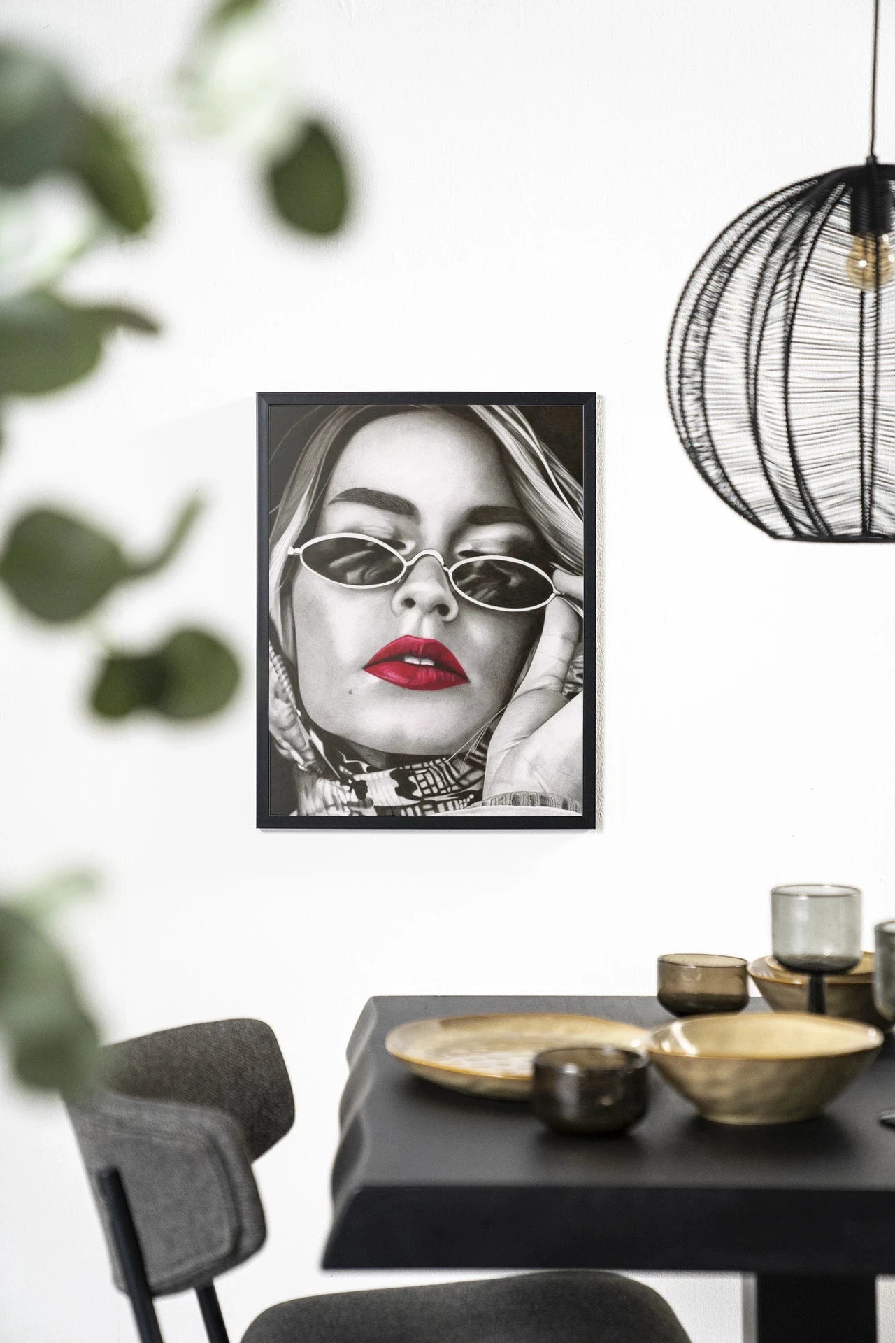 Moderne wanddecoratie van Urban Cotton met rood kunstprint, houten frame en glazen details voor een stijlvolle muurversiering
