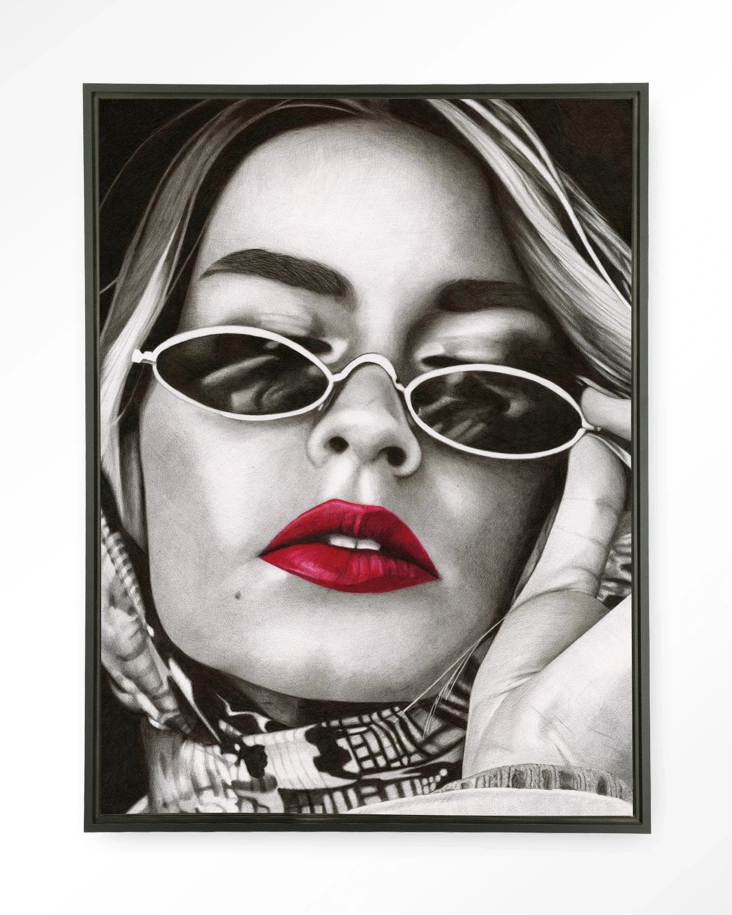 Moderne kunstwanddecoratie van Urban Cotton met rood kunstwerk, glasart en wandkleed in zwart frame.