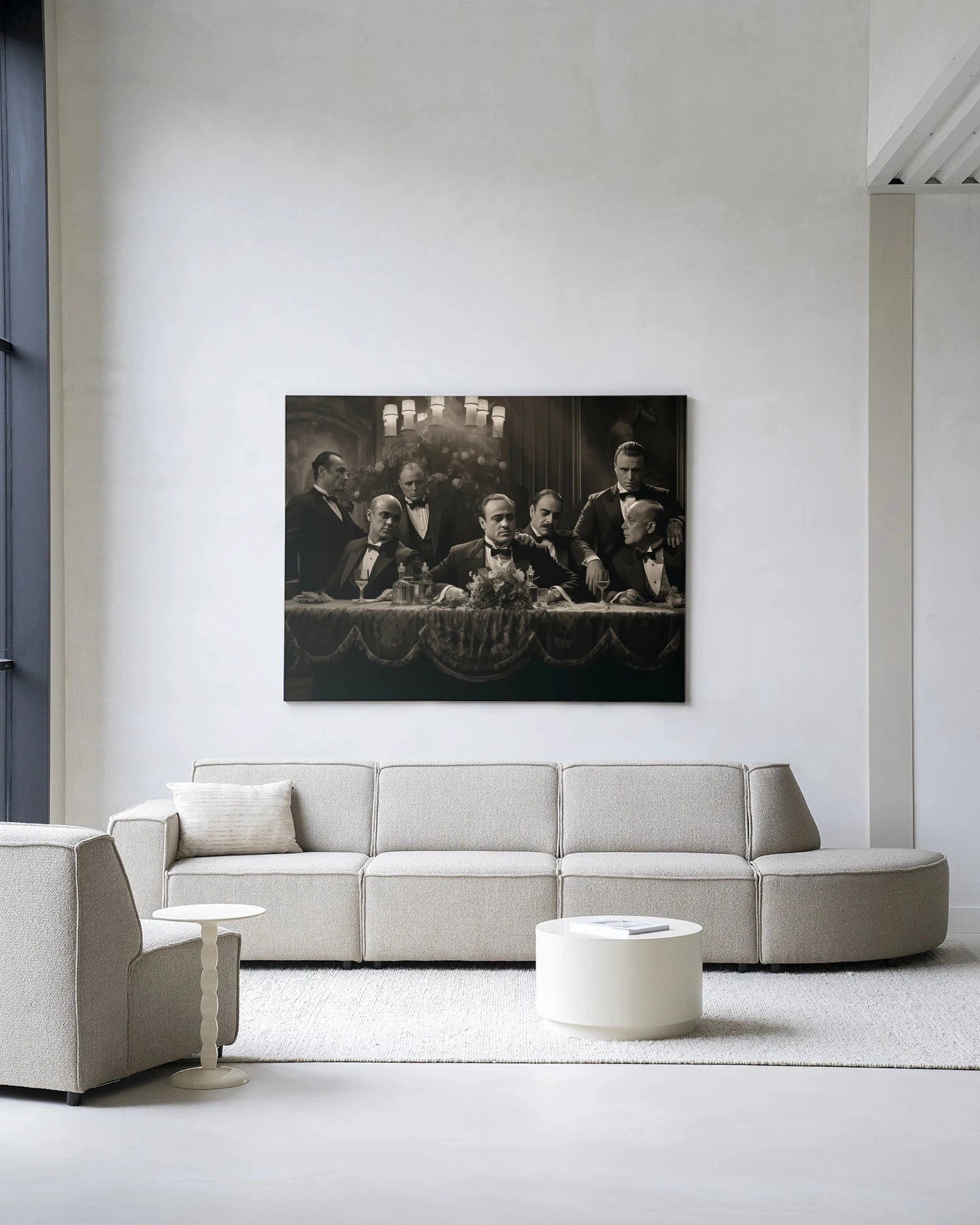 Moderne wanddecoratie van Urban Cotton met artprint, glazen kunstwerk en wandkleed met afbeelding van Godfathers Table.