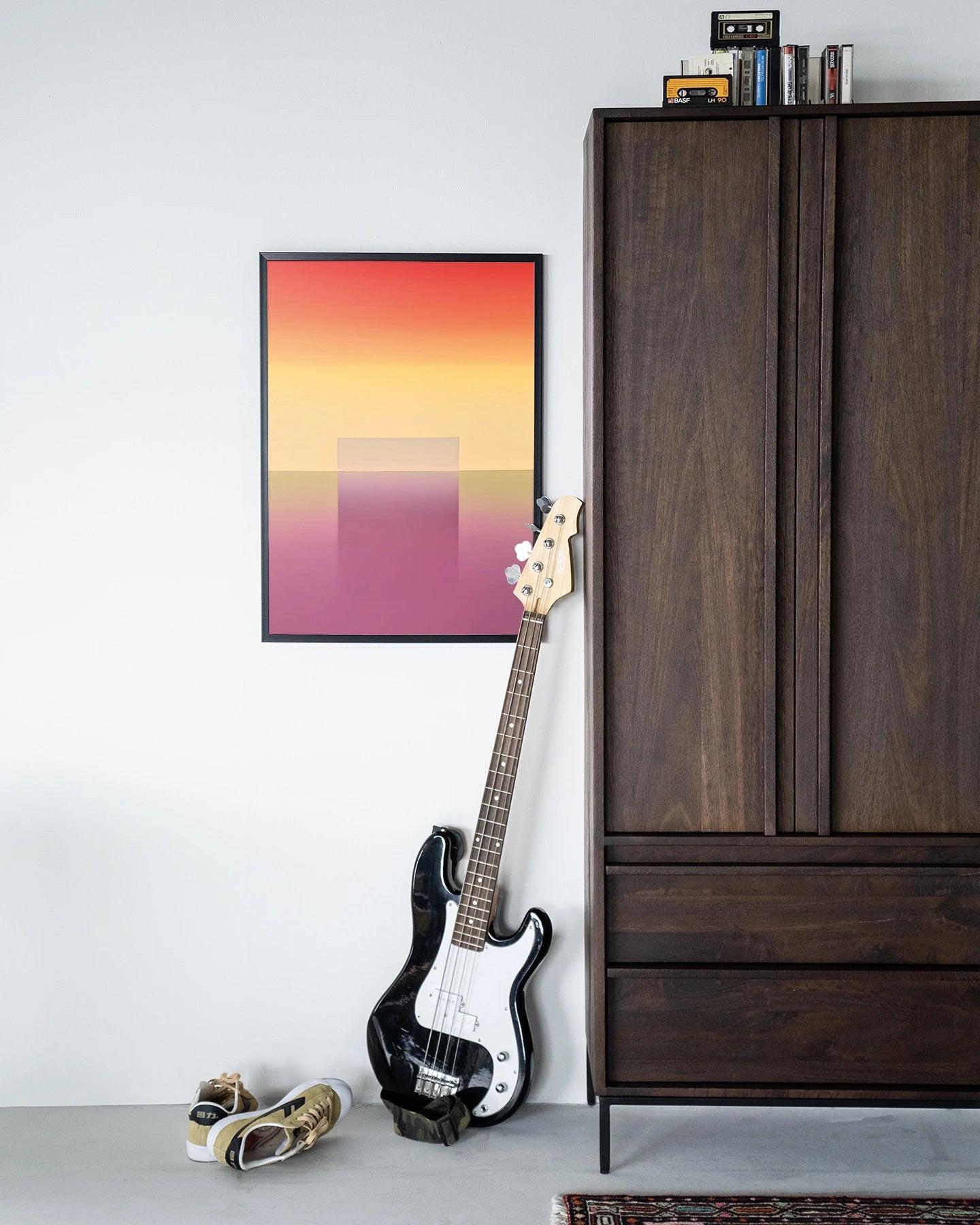 Moderne wanddecoratie van Urban Cotton, kunstprint met gradientkleur op houten lijst, glasart en wandkleed voor stijlvolle muurversiering