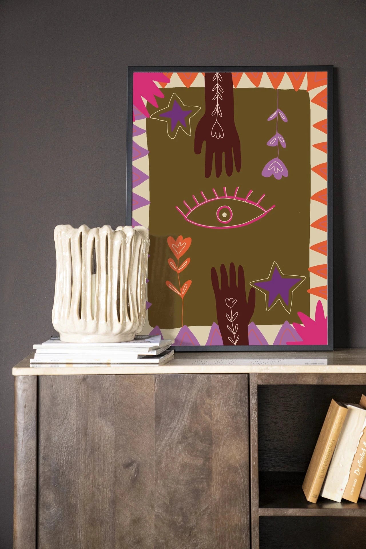 Moderne wanddecoratie van Urban Cotton met handafdrukken, houten lijst en zwart frame, geschikt als kunstprint of wandkleed.