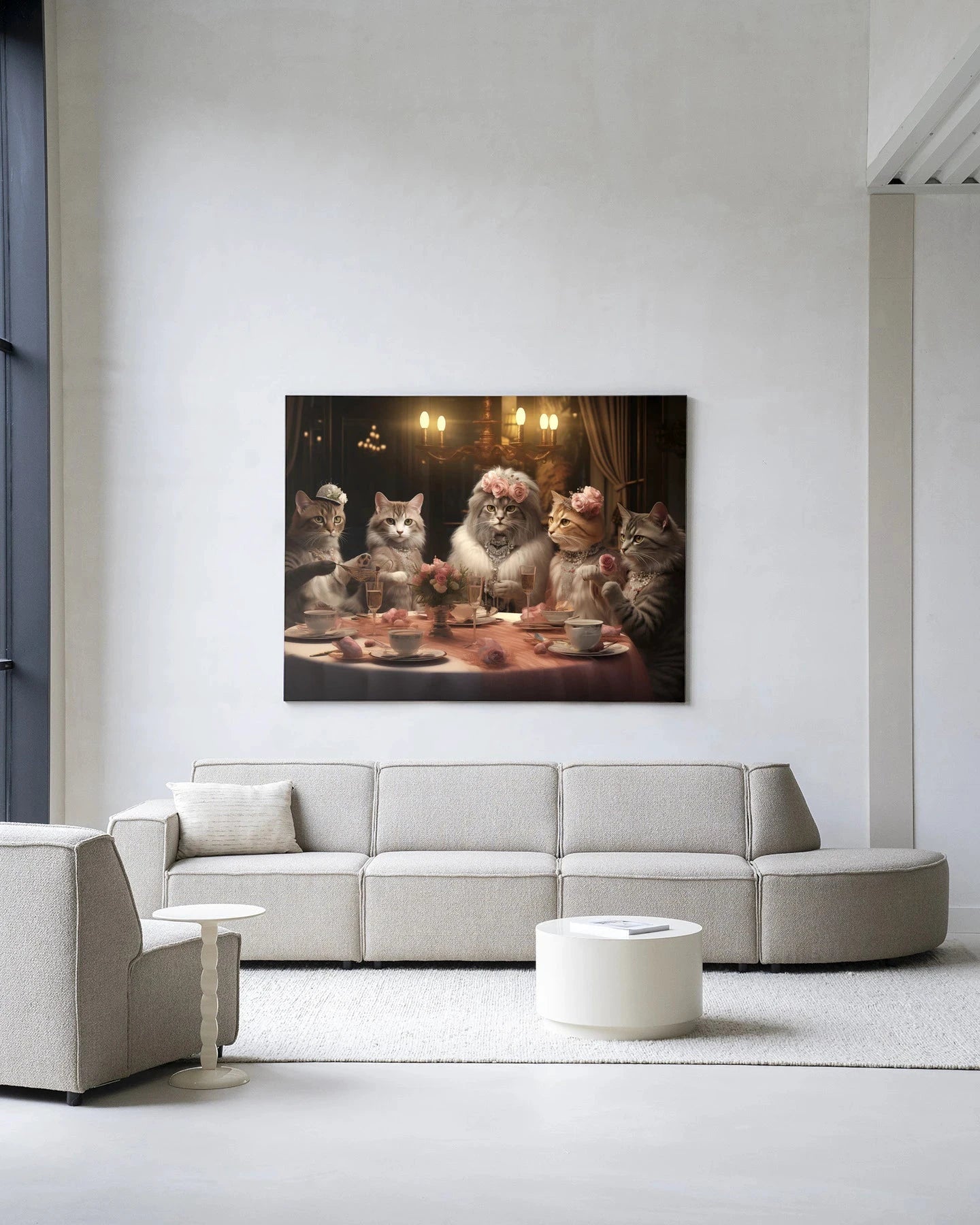 Moderne wanddecoratie van Urban Cotton met hoog kat-thee kunstprint, glas art en wandkleed voor een stijlvolle interieur uitstraling.