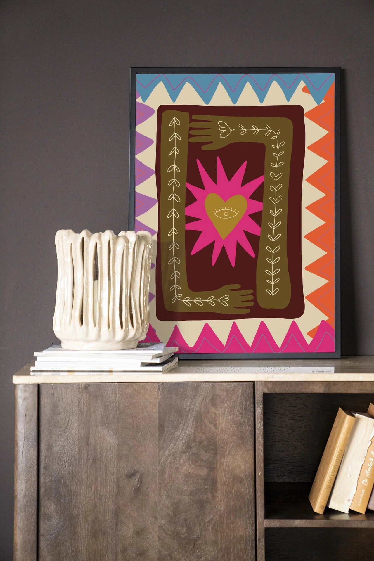Moderne houten wanddecoratie met zwart lijst, kunstwerk van Urban Cotton, ontworpen als artprint, glas kunst of wandkleed.