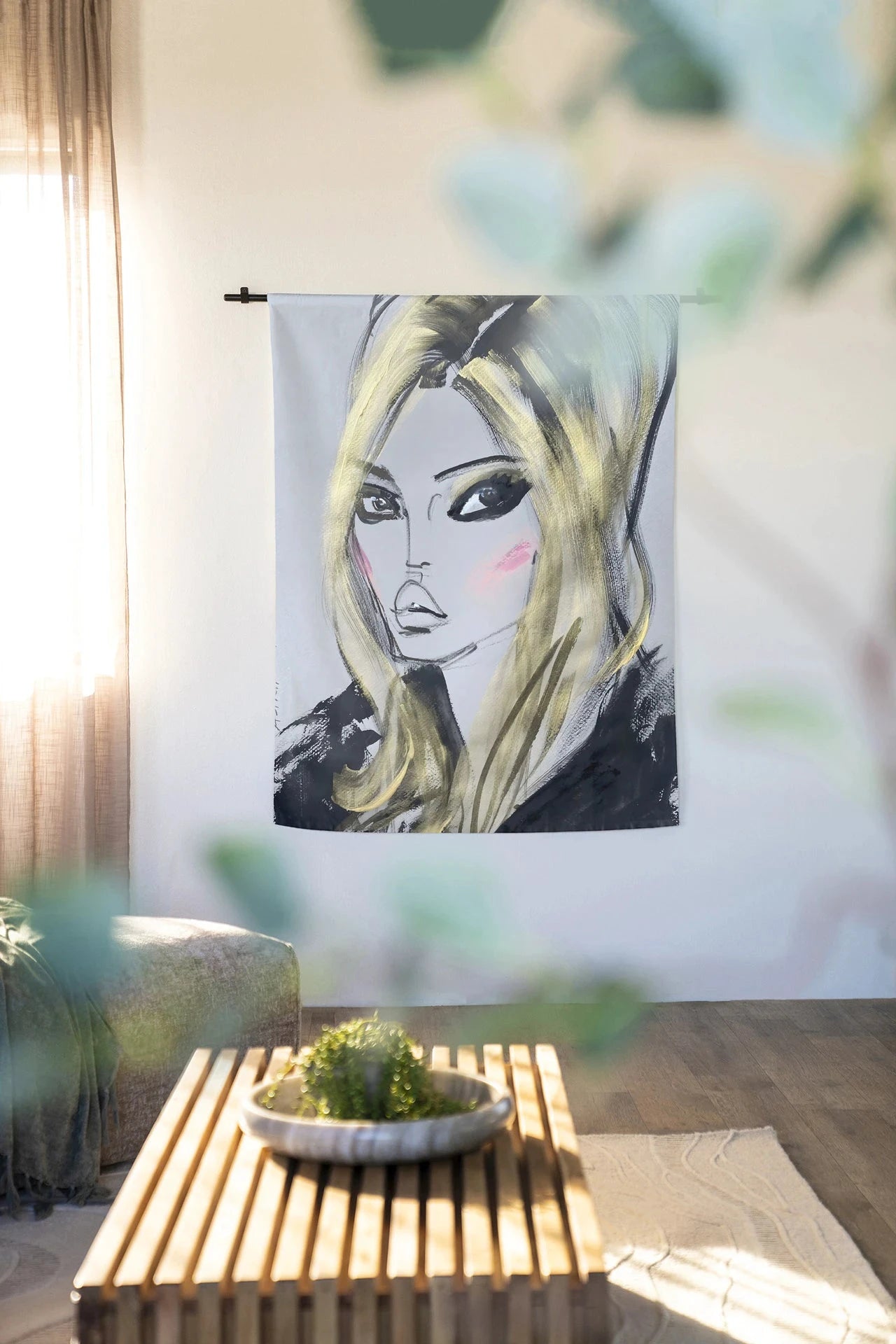 Kunstwanddecoratie met afbeelding van Kate Moss, wandkleed van Urban Cotton, modern en artistiek, hangend aan de muur.