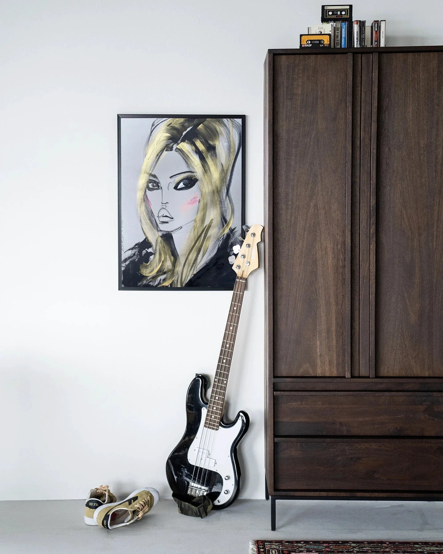 Kunstprint van Kate Moss in houten lijst, zwart frame, modern wanddecoratie door Urban Cotton, geschikt voor interieur.