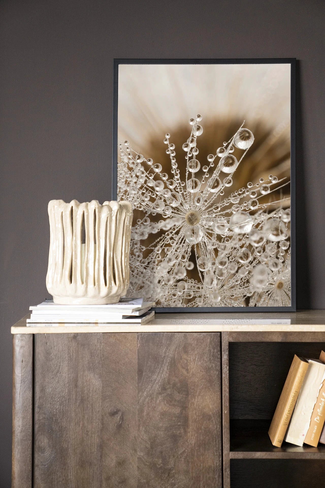 Moderne landelijke natuur kunstprint met houten frame in zwart, geschikt als wanddecoratie van Urban Cotton.