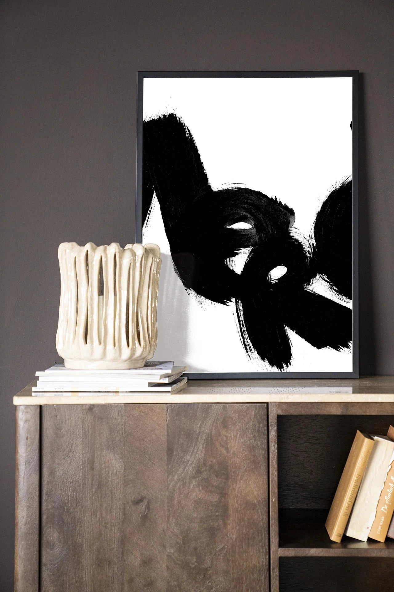 Modern houten lijst wanddecoratie met zwart frame van Urban Cotton, inclusief artprint, glaskunst en wandkleed.