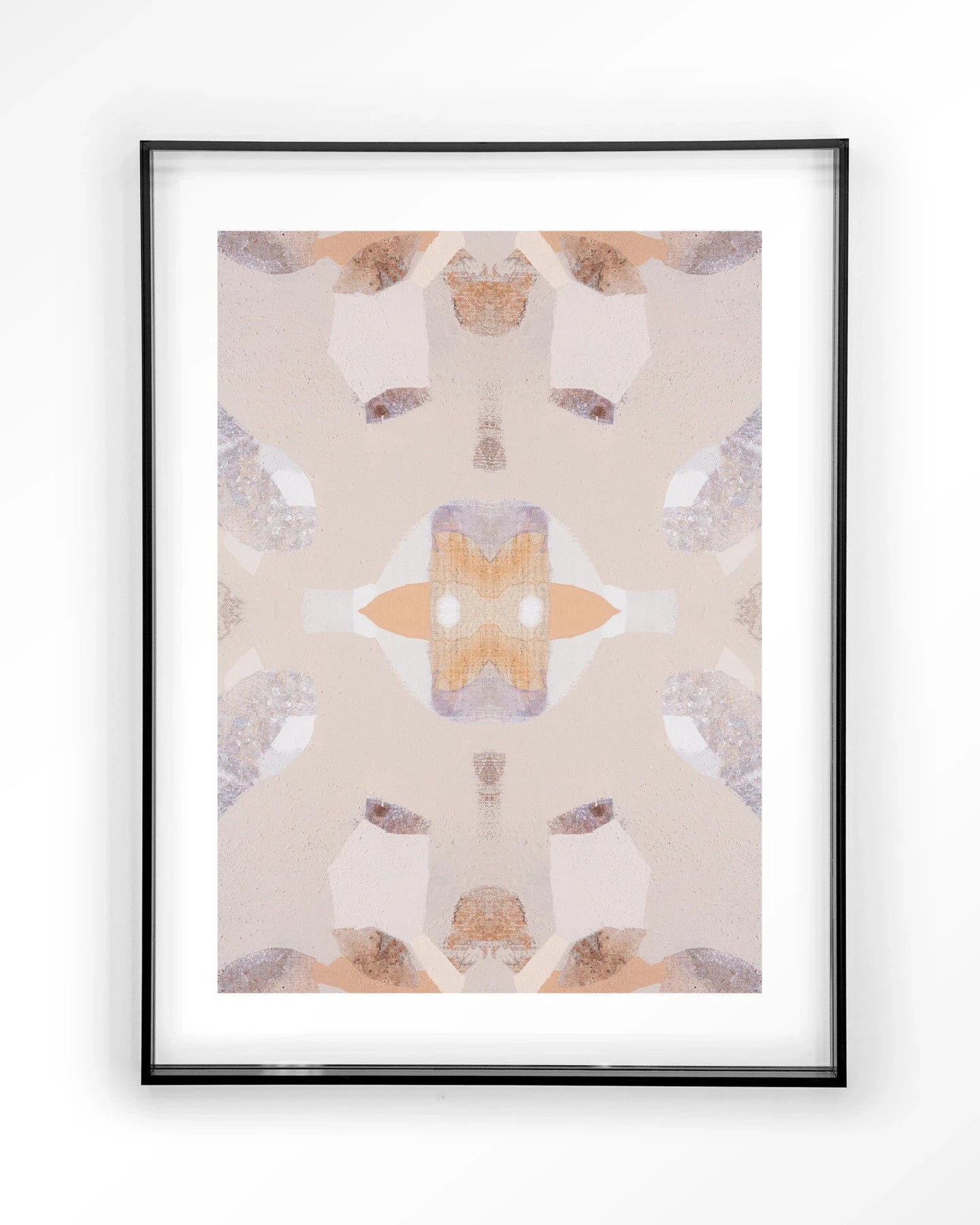 Moderne wanddecoratie van een bergleeuw kunstprint met zwarte lijst, gemaakt door Urban Cotton, geschikt als glas- of wandkleedkunst