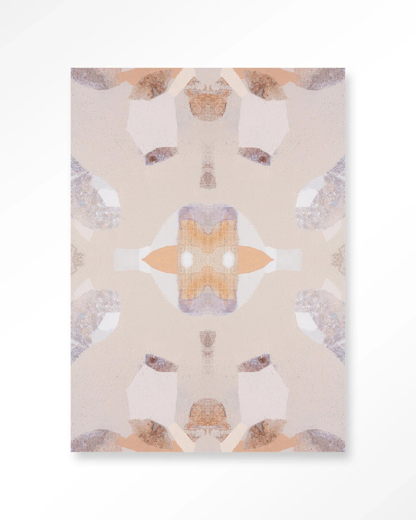 Moderne wanddecoratie van een bergleeuw kunstwerk met glas en wandkleed door Urban Cotton, kleurrijk en gedetailleerd.