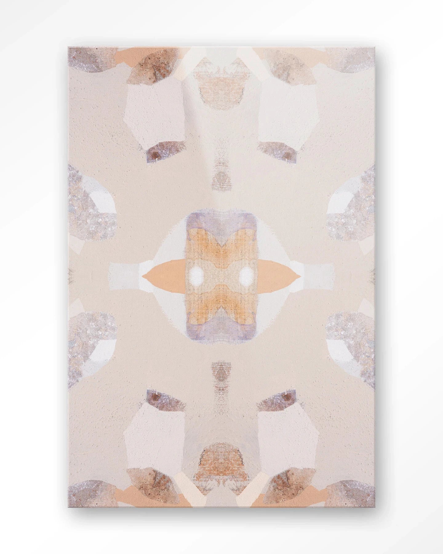 Moderne wanddecoratie van een bergleeuw artprint, glas en wandkleed door Urban Cotton, kleurrijk en artistiek muurkunstwerk.