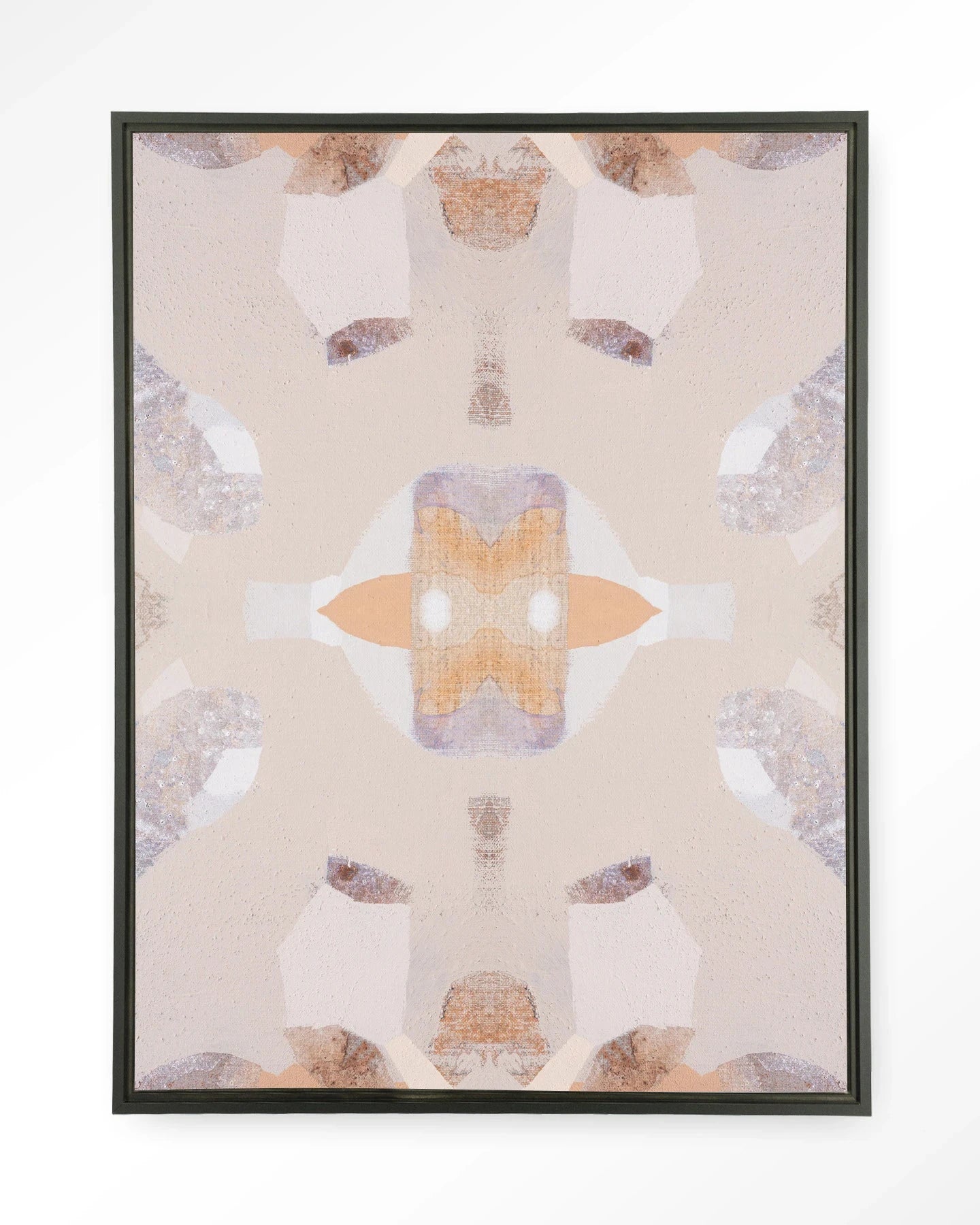 Moderne wanddecoratie met afbeelding van bergleeuw, inclusief wandkleed en zwart zwevend frame, door Urban Cotton.