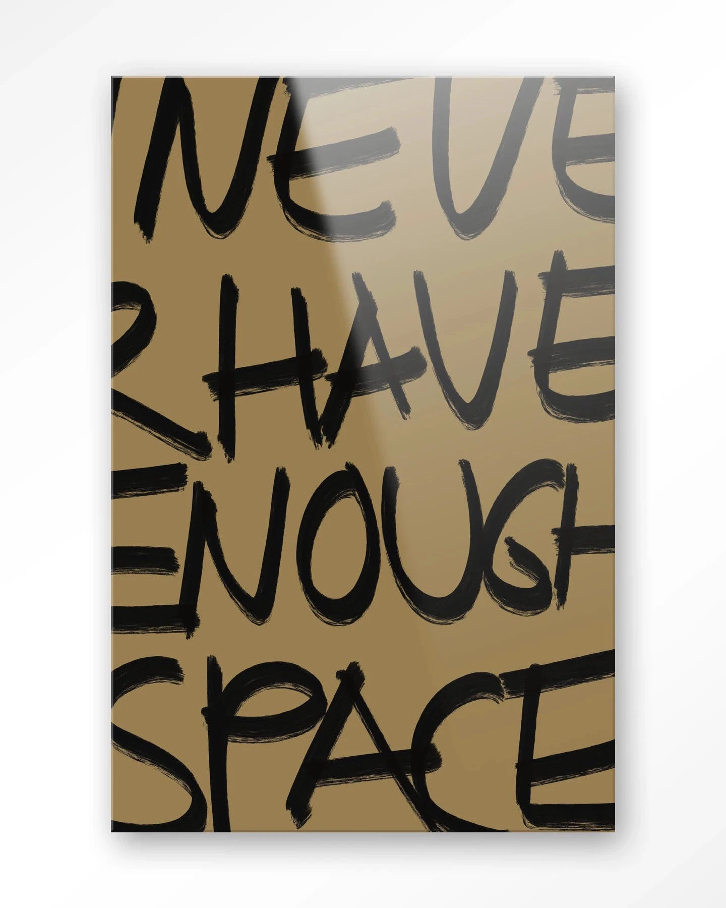 Moderne wanddecoratie van Urban Cotton, glas art en wandkleed met abstract ontwerp in neutrale kleuren.