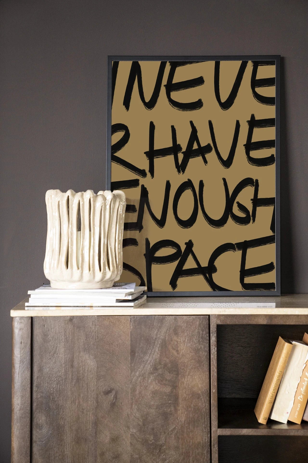 Moderne wanddecoratie van Urban Cotton met zwart houten frame, glaskunst en wandkleed voor stijlvolle interieuraccenten