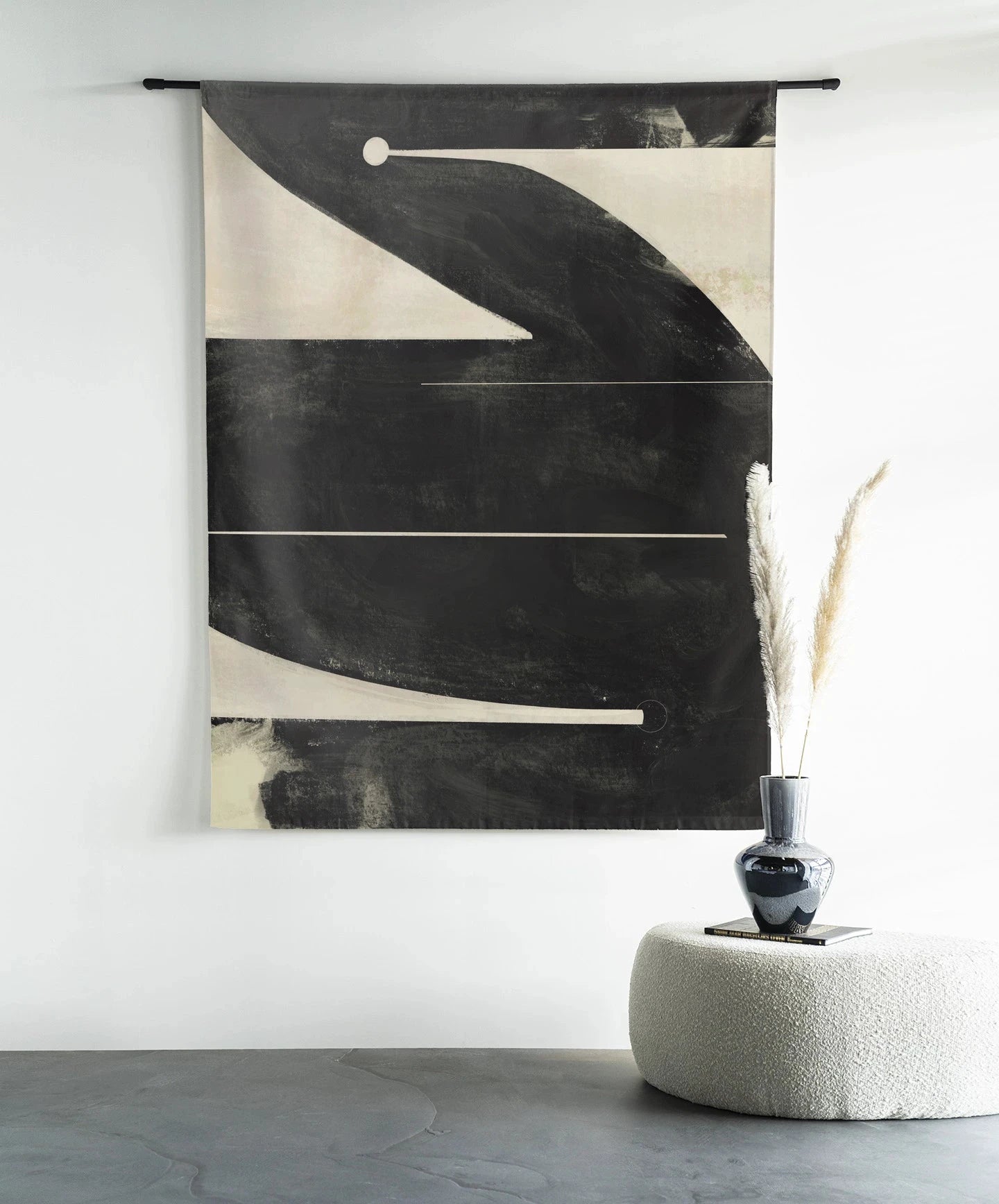 Moderne wanddecoratie van Urban Cotton, Nocturne Oasis kunstprint op wandkleed met vloeiende kurver en glasdetails.